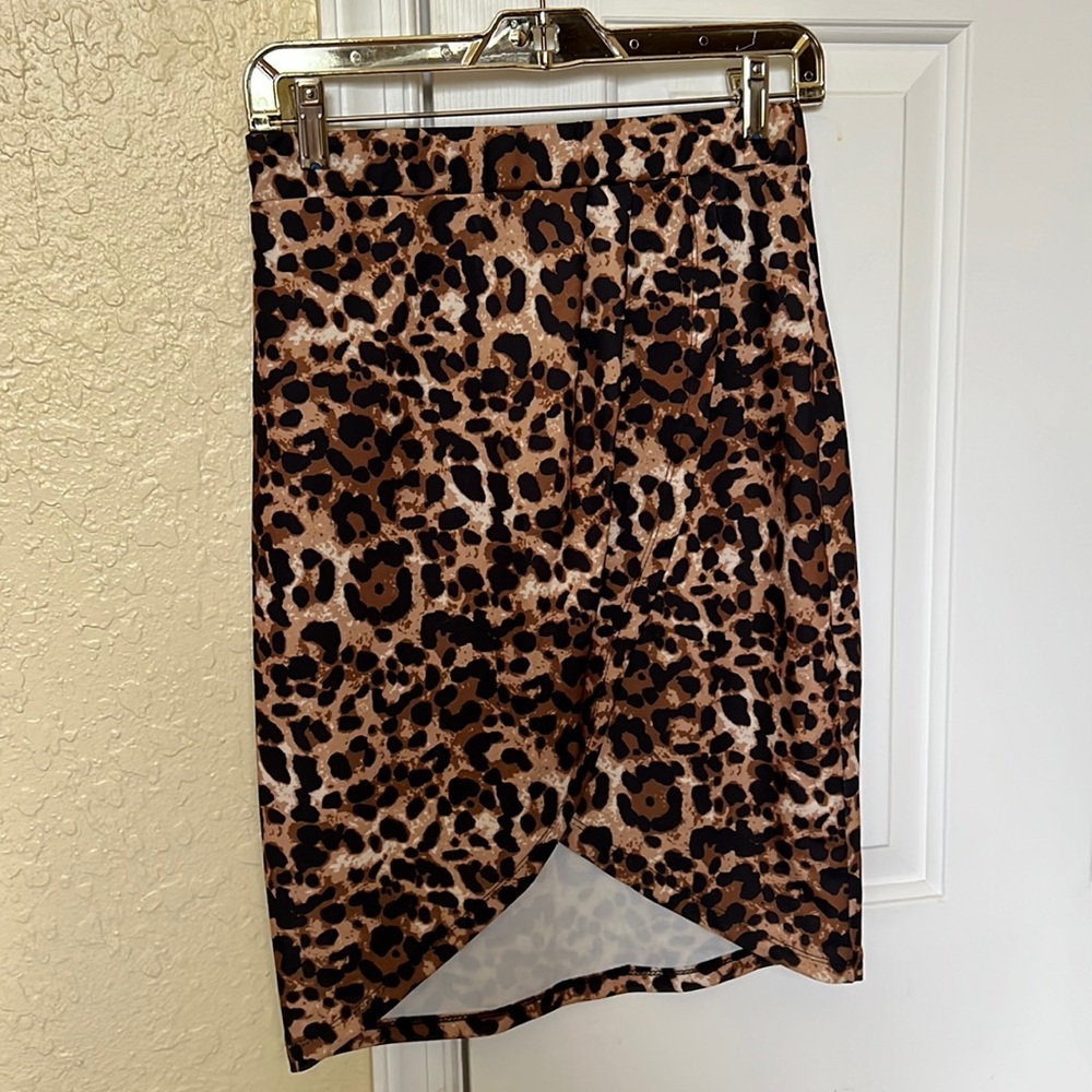 Women skirt animal print. Size M. Elastic waist. Lower hem at front. Never worn